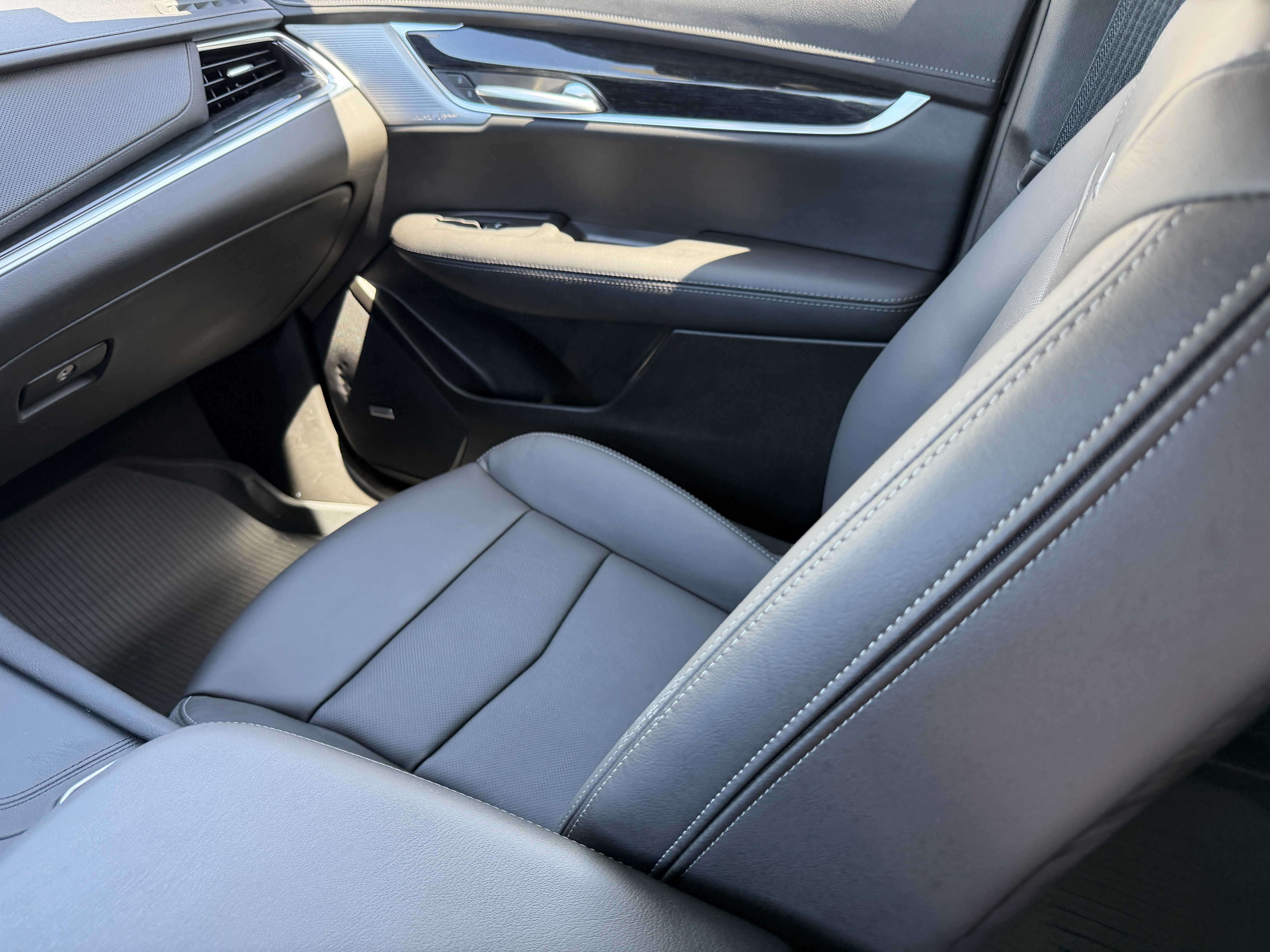 Certified 2025 Cadillac XT5 Premium Luxury w/ Technology Package AWD/4WD image 16
