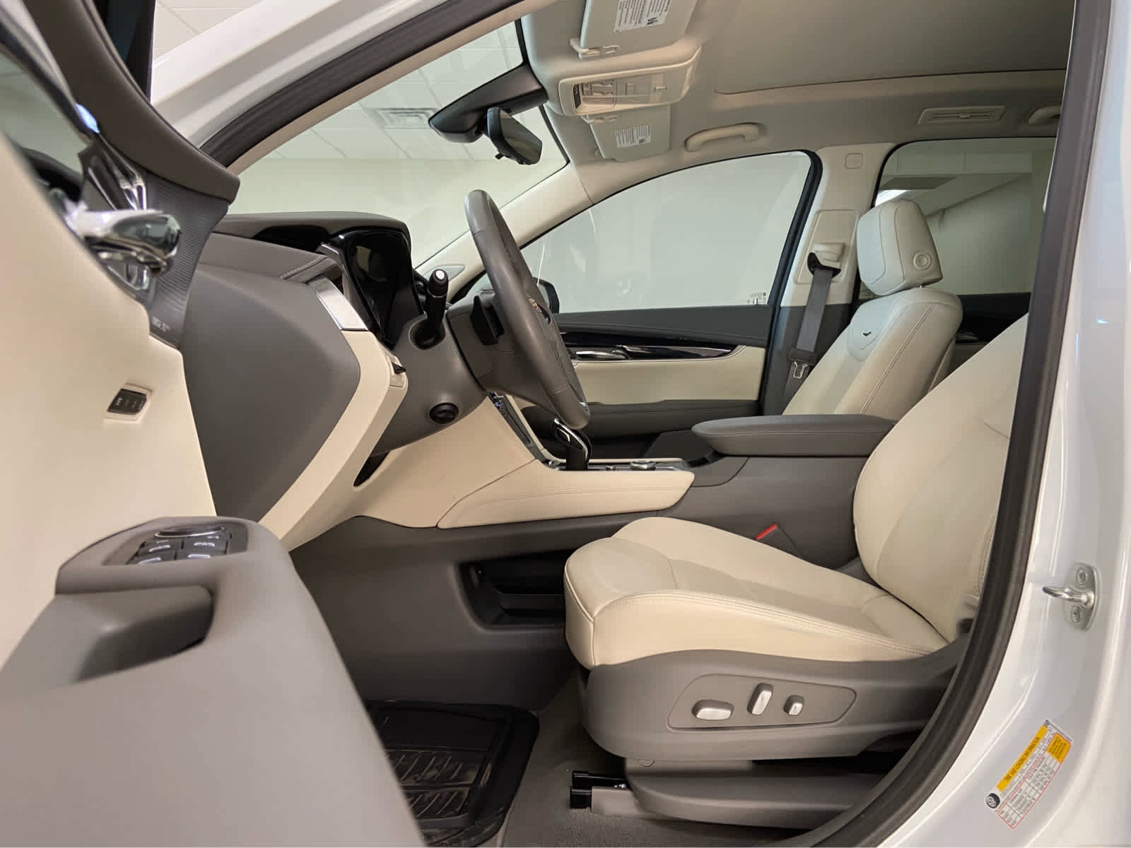 Used 2024 Cadillac XT6 Premium Luxury w/ Technology Package FWD image 16