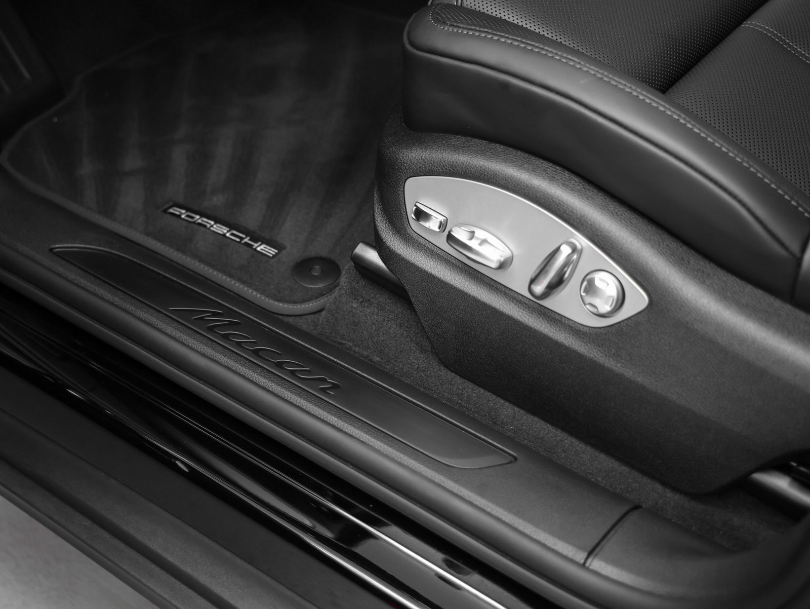 Certified 2025 Porsche Macan image 24