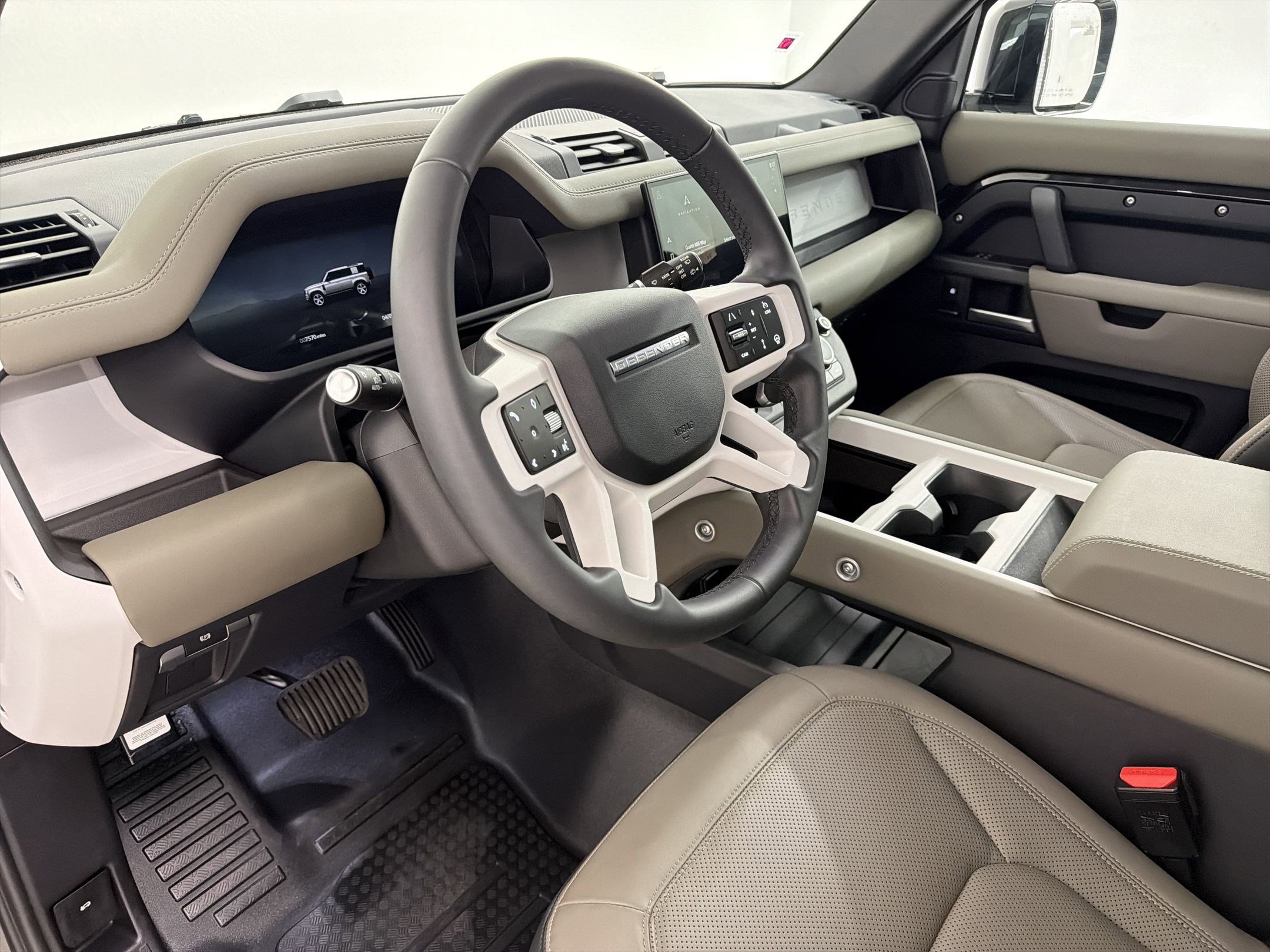 Used 2025 Land Rover Defender 110 S image 4