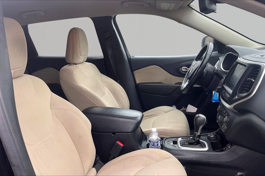 Used 2016 Jeep Cherokee Latitude w/ Safety/Convenience Group image 31