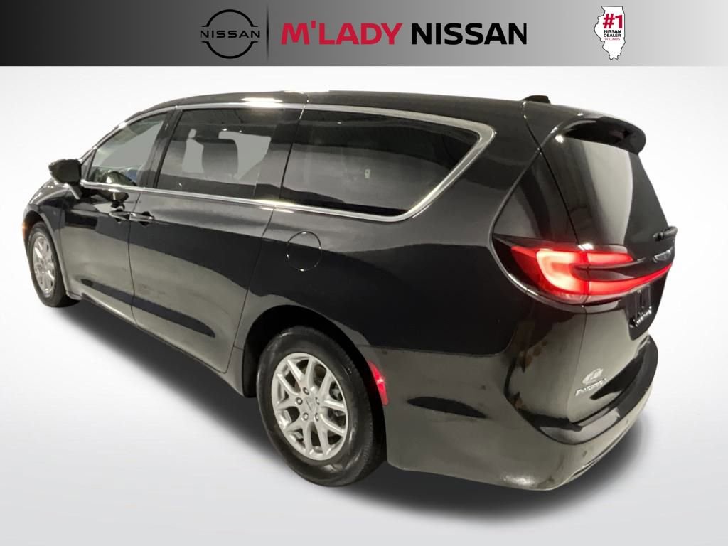 Used 2024 Chrysler Pacifica Touring-L image 6