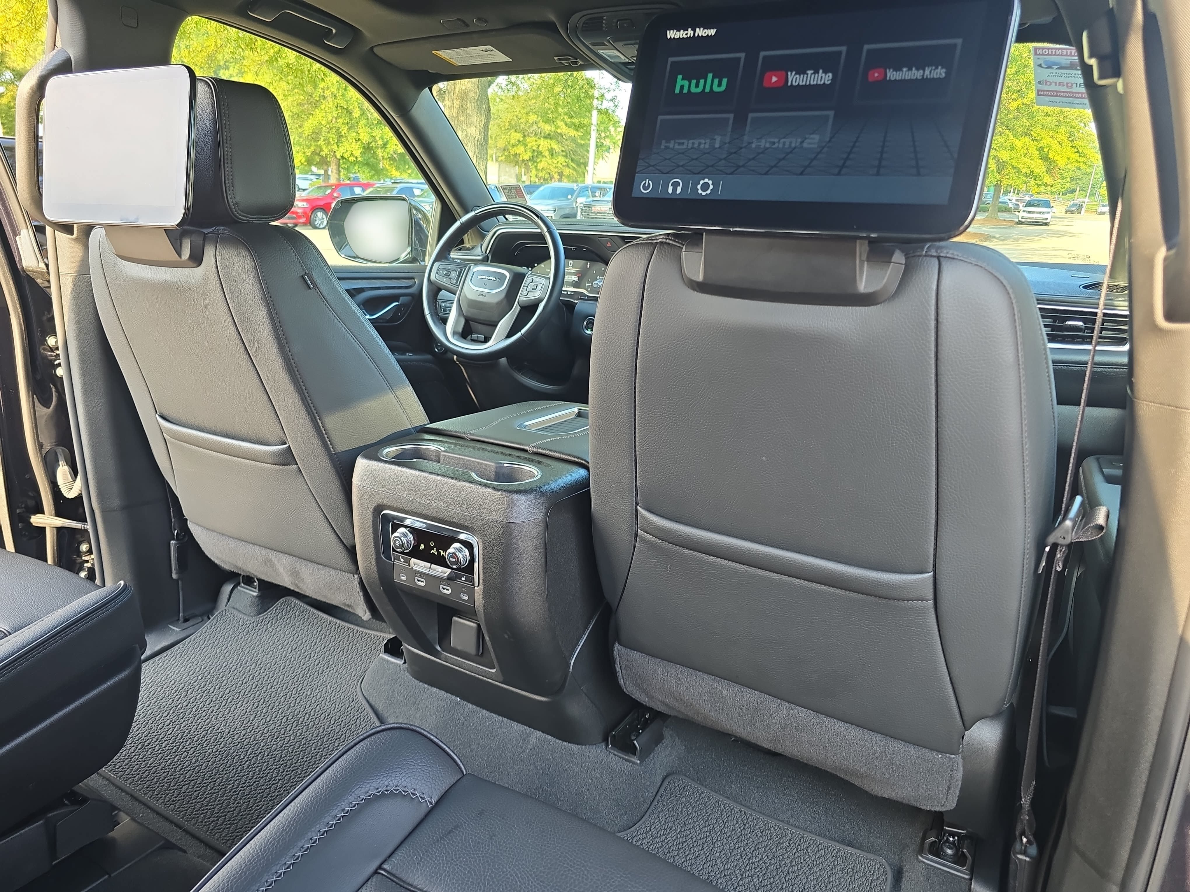 Used 2024 GMC Yukon Denali w/ Advanced Technology Package AWD/4WD image 11