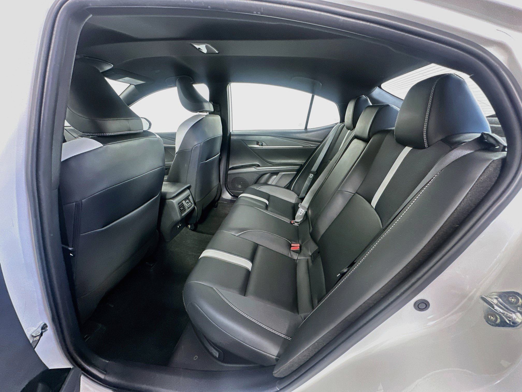 Used 2025 Toyota Camry SE FWD image 27