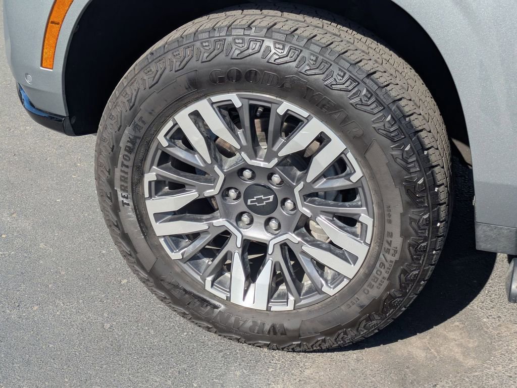 Used 2025 Chevrolet Suburban Z71 image 13