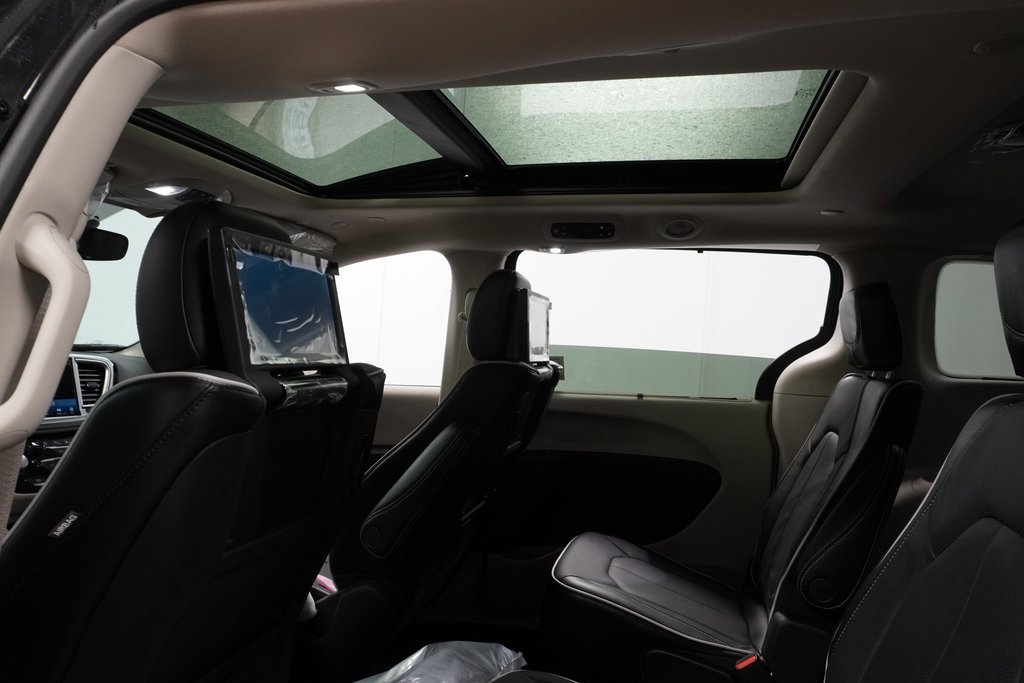 New 2023 Chrysler Pacifica Limited w/ Uconnect Theater Family Group image 20