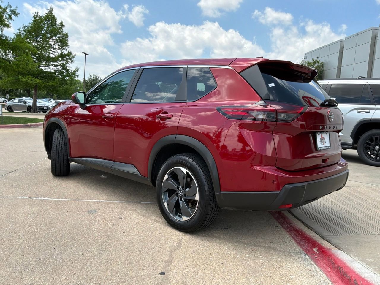 Used 2025 Nissan Rogue SV AWD/4WD image 8