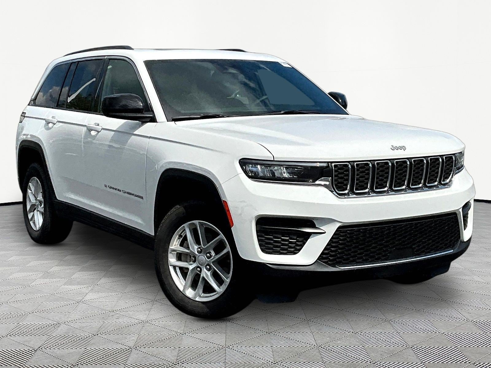 Used 2024 Jeep Grand Cherokee Laredo X w/ Luxury Tech Group I AWD/4WD image 3