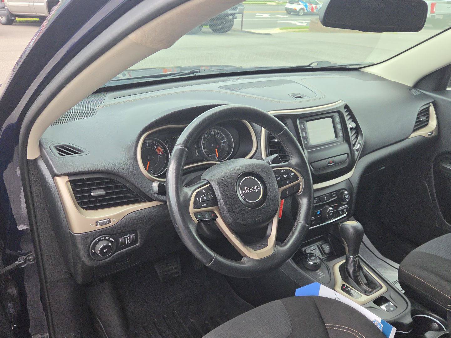 Used 2016 Jeep Cherokee Latitude AWD/4WD image 10