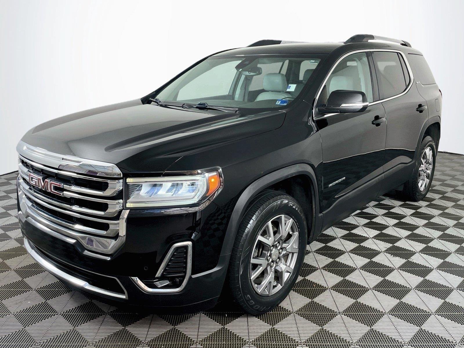 Used 2021 GMC Acadia SLT w/ LPO, Floor Liner Package FWD image 3