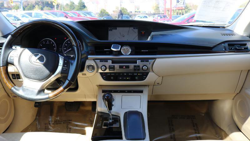 Used 2015 Lexus ES 350 4dr Sdn w/ Luxury Package image 26