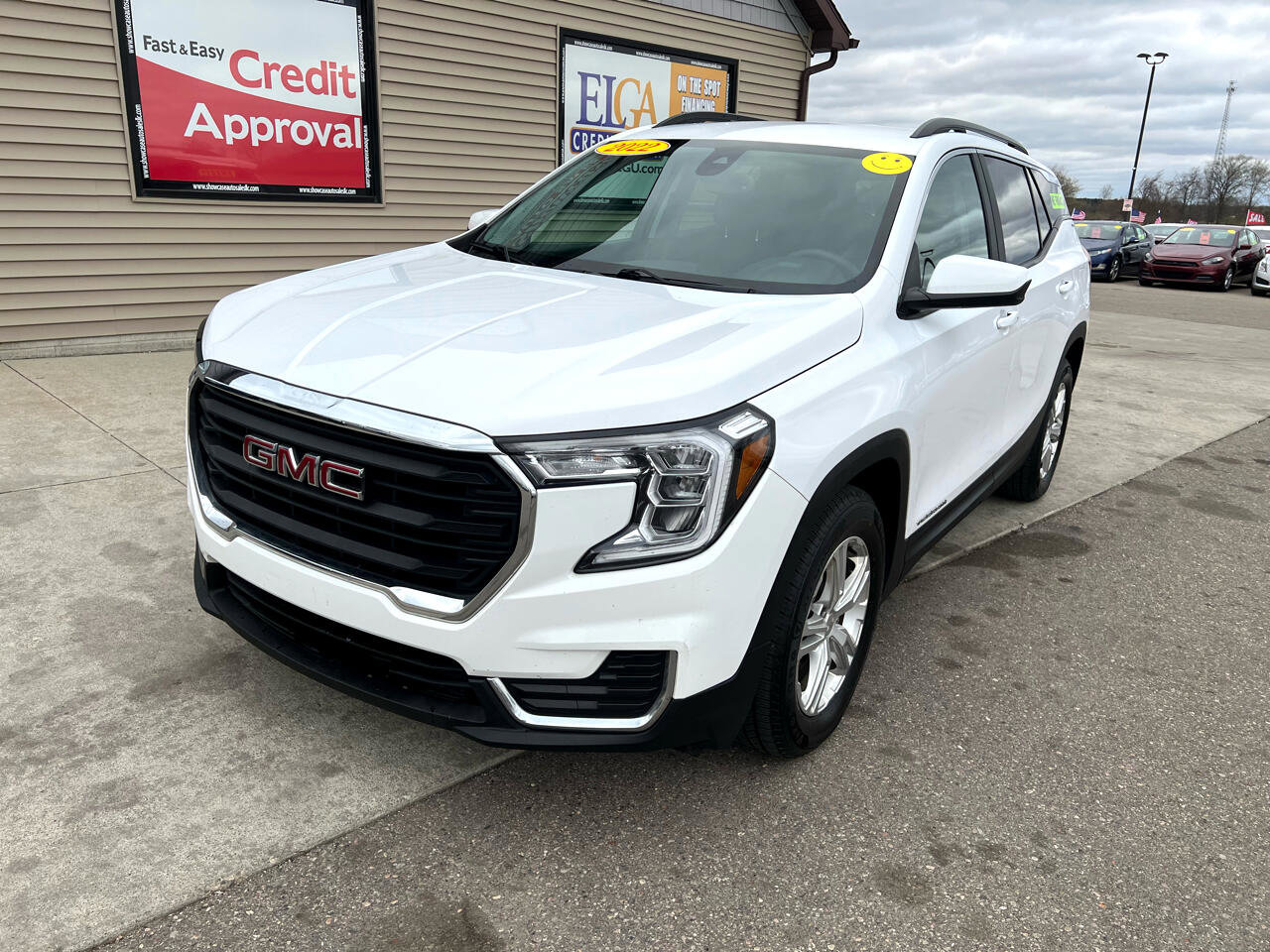 Used 2022 GMC Terrain SLE w/ Driver Convenience Package image 1