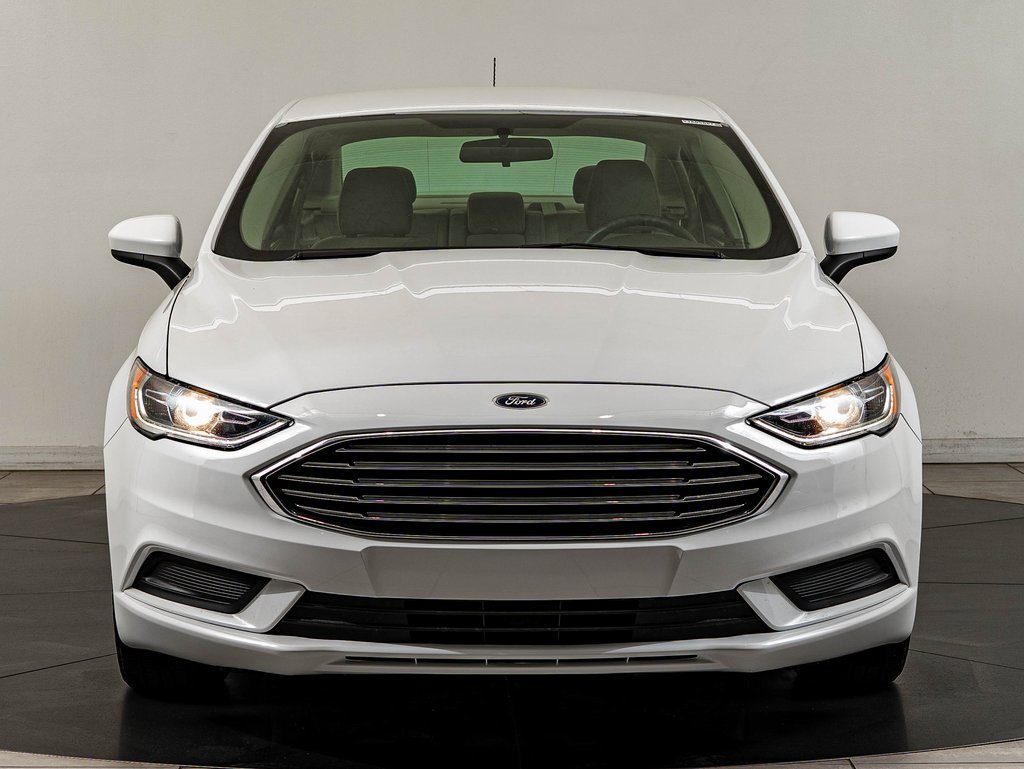 Used 2018 Ford Fusion SE image 2