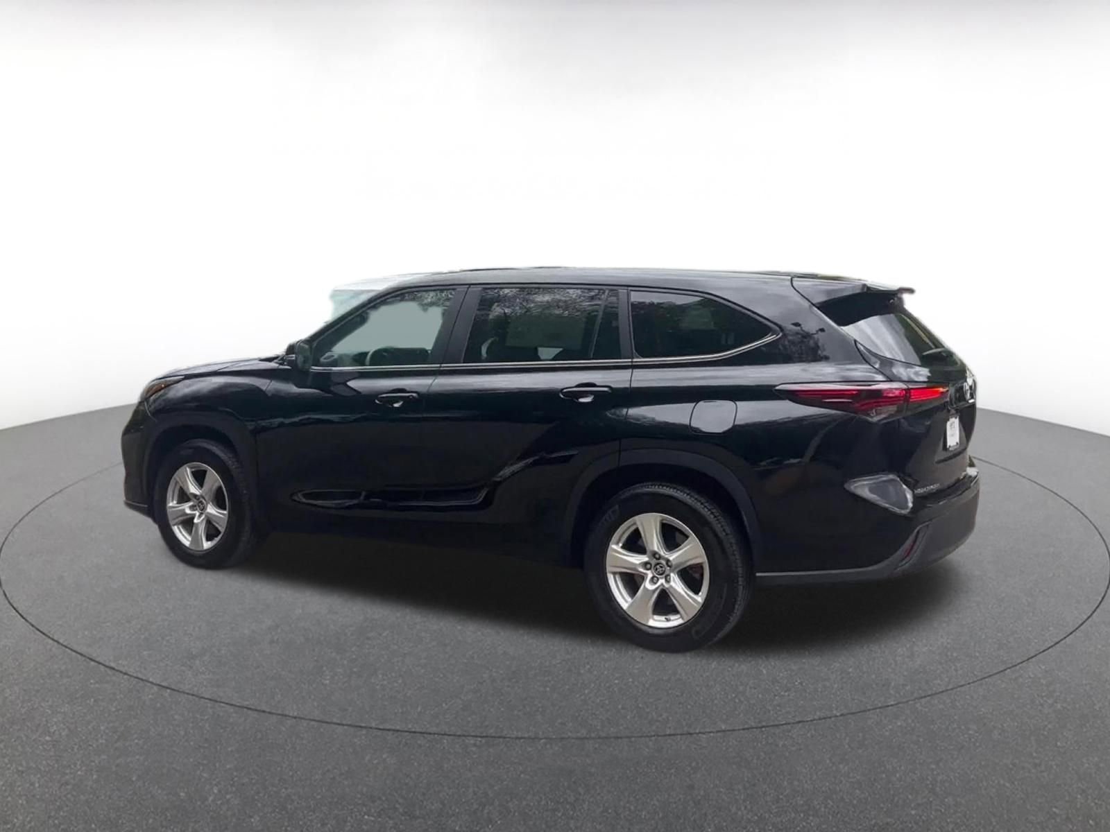 Used 2025 Toyota Highlander LE FWD image 10