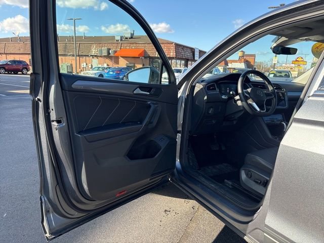 Used 2024 Volkswagen Tiguan SE image 19