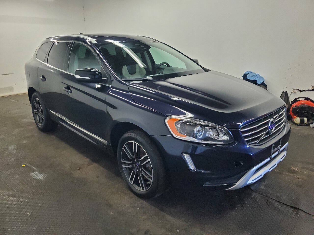 Used 2017 Volvo XC60 T5 Dynamic w/ Preferred Option Package AWD/4WD image 3