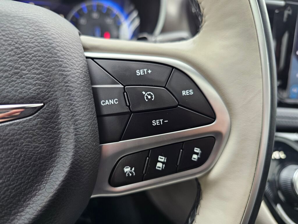 Used 2018 Chrysler Pacifica Limited w/ Tire & Wheel Group image 37