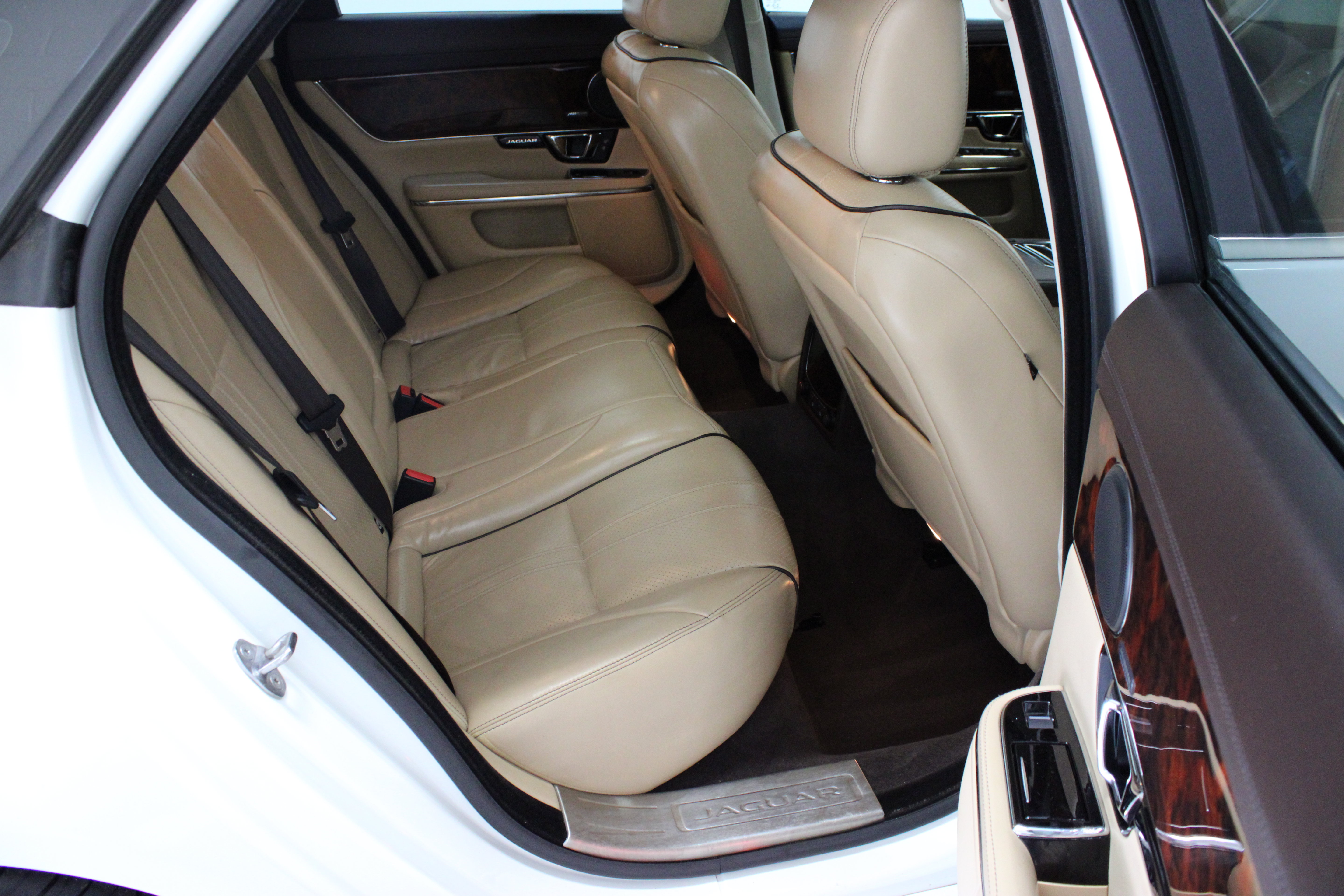 Used 2016 Jaguar XJ R-Sport RWD image 37