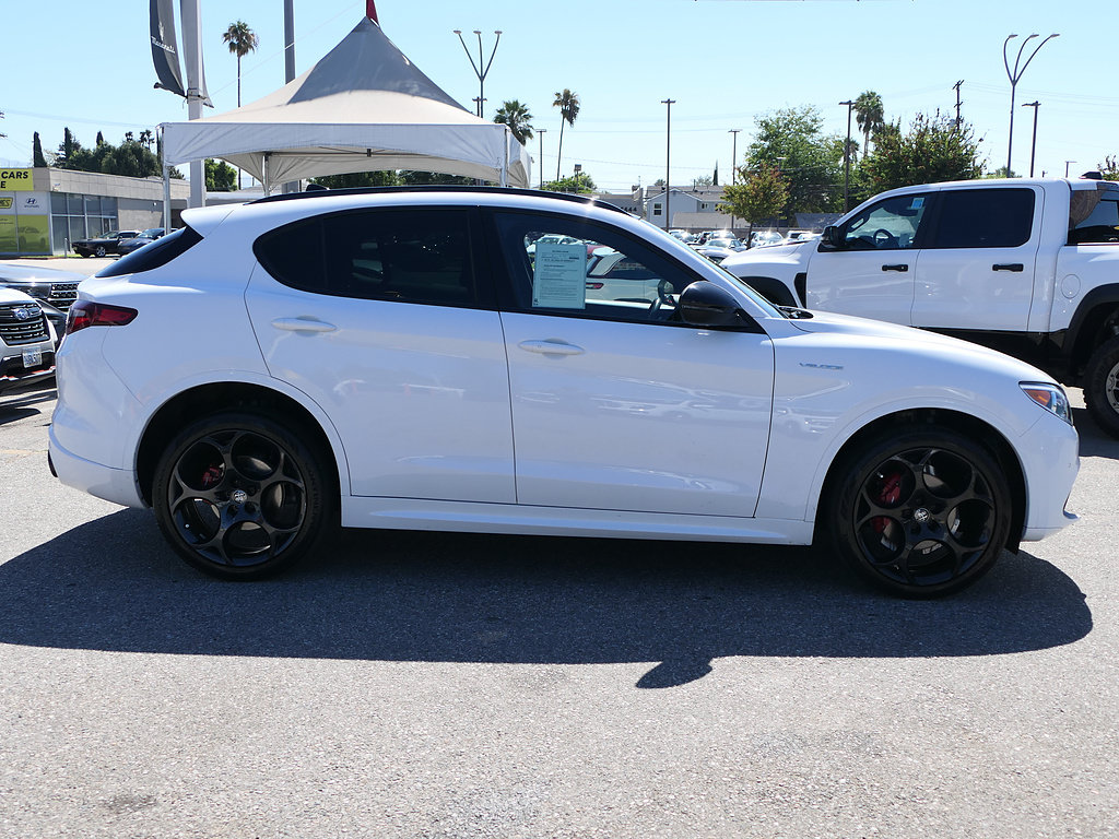 Used 2023 Alfa Romeo Stelvio Veloce AWD/4WD image 2