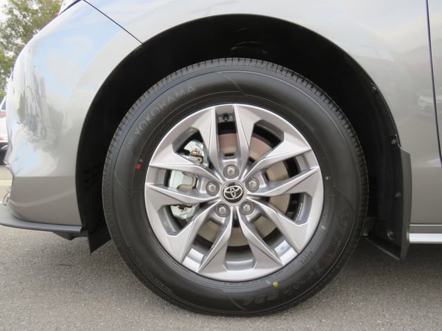 Certified 2026 Toyota Sienna XLE image 6