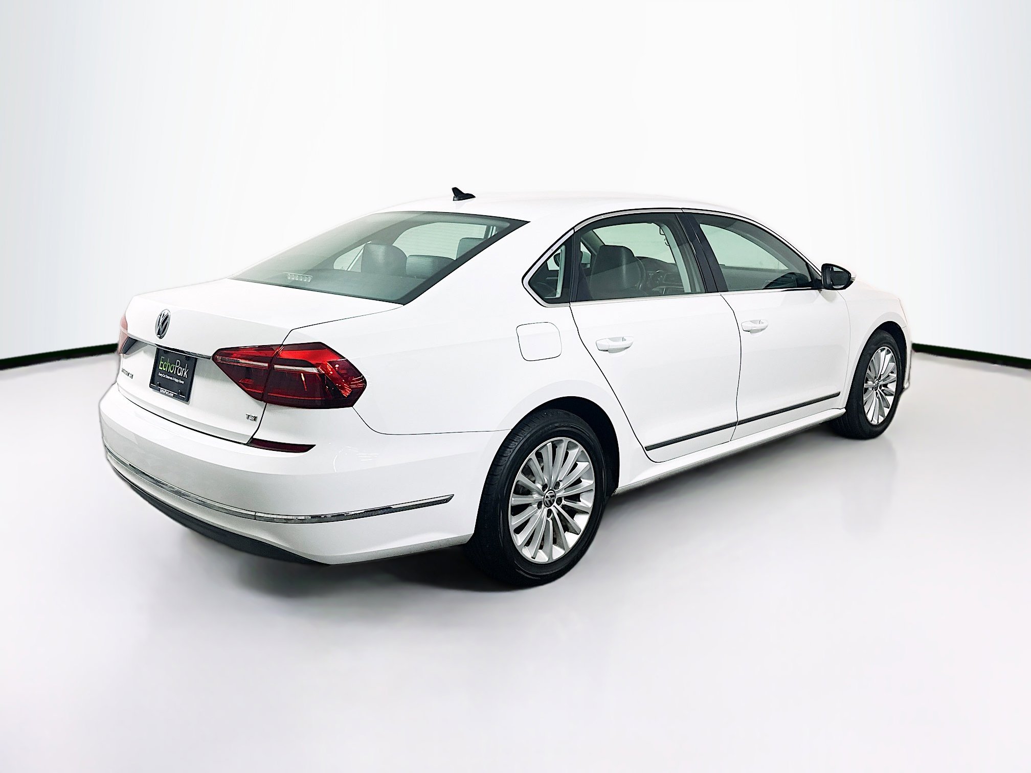 Used 2017 Volkswagen Passat 1.8T SE image 9