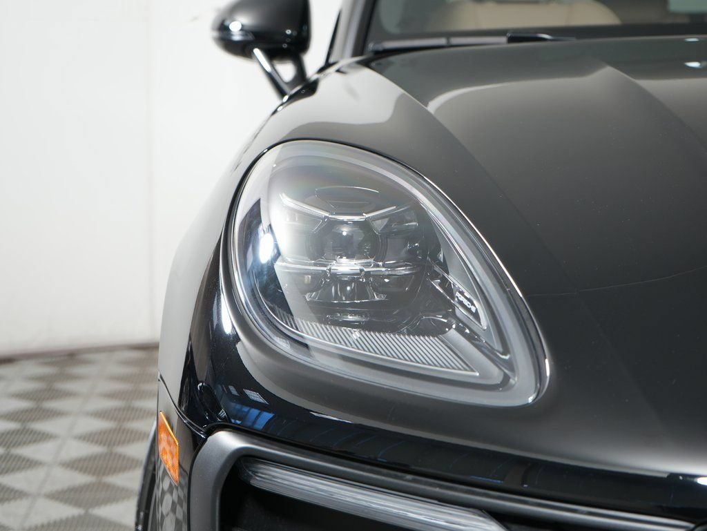 Certified 2026 Porsche Macan AWD/4WD image 11