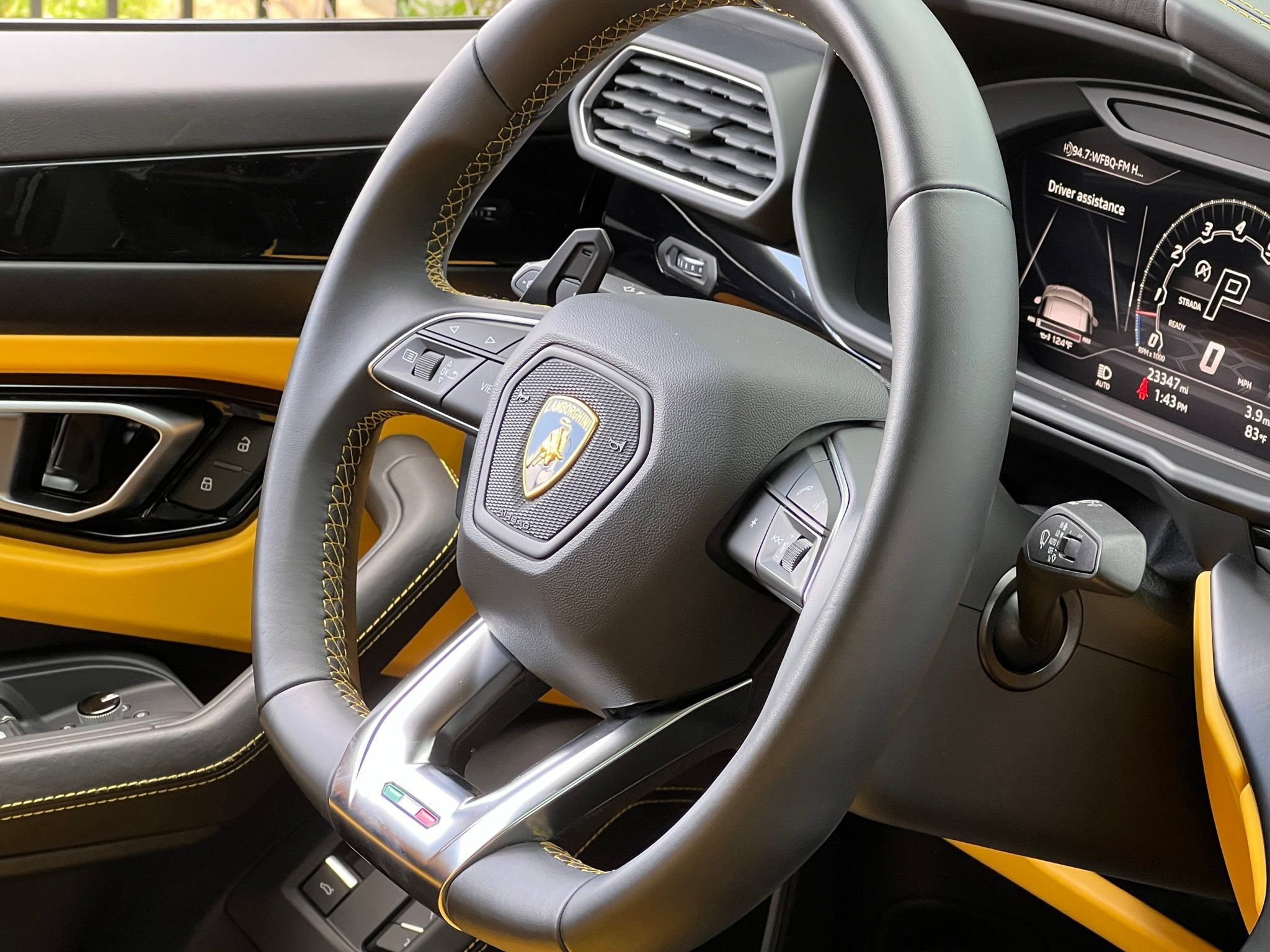 Used 2022 Lamborghini Urus AWD/4WD image 43