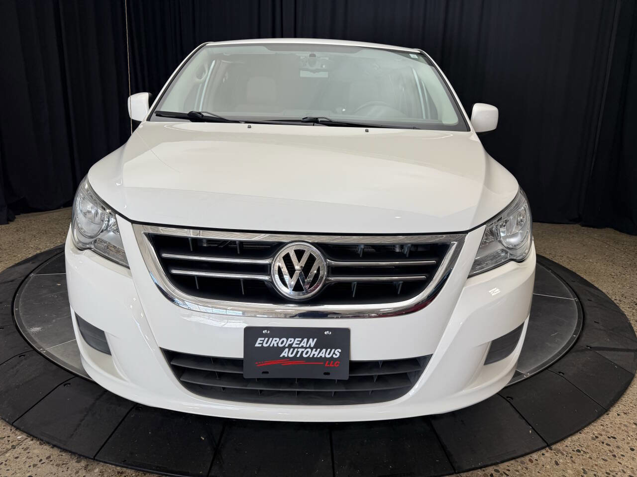 Used 2012 Volkswagen Routan SE FWD image 12