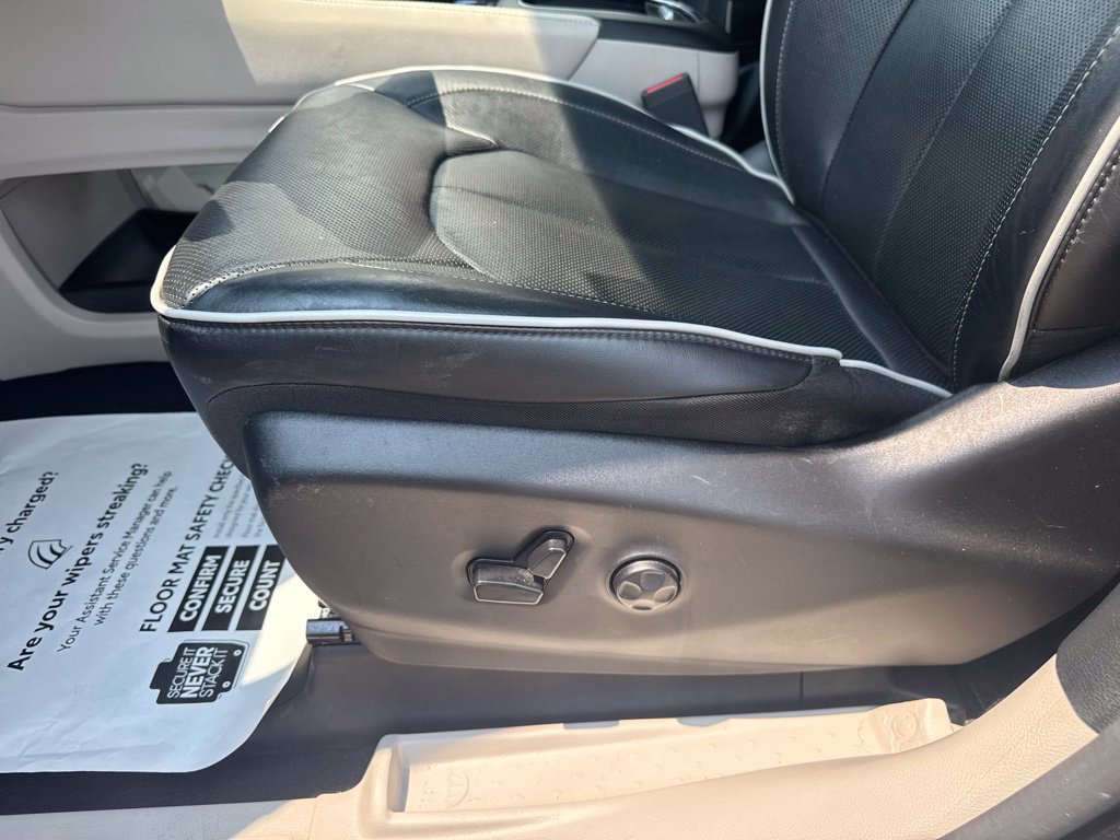 Used 2023 Chrysler Pacifica Limited FWD image 37