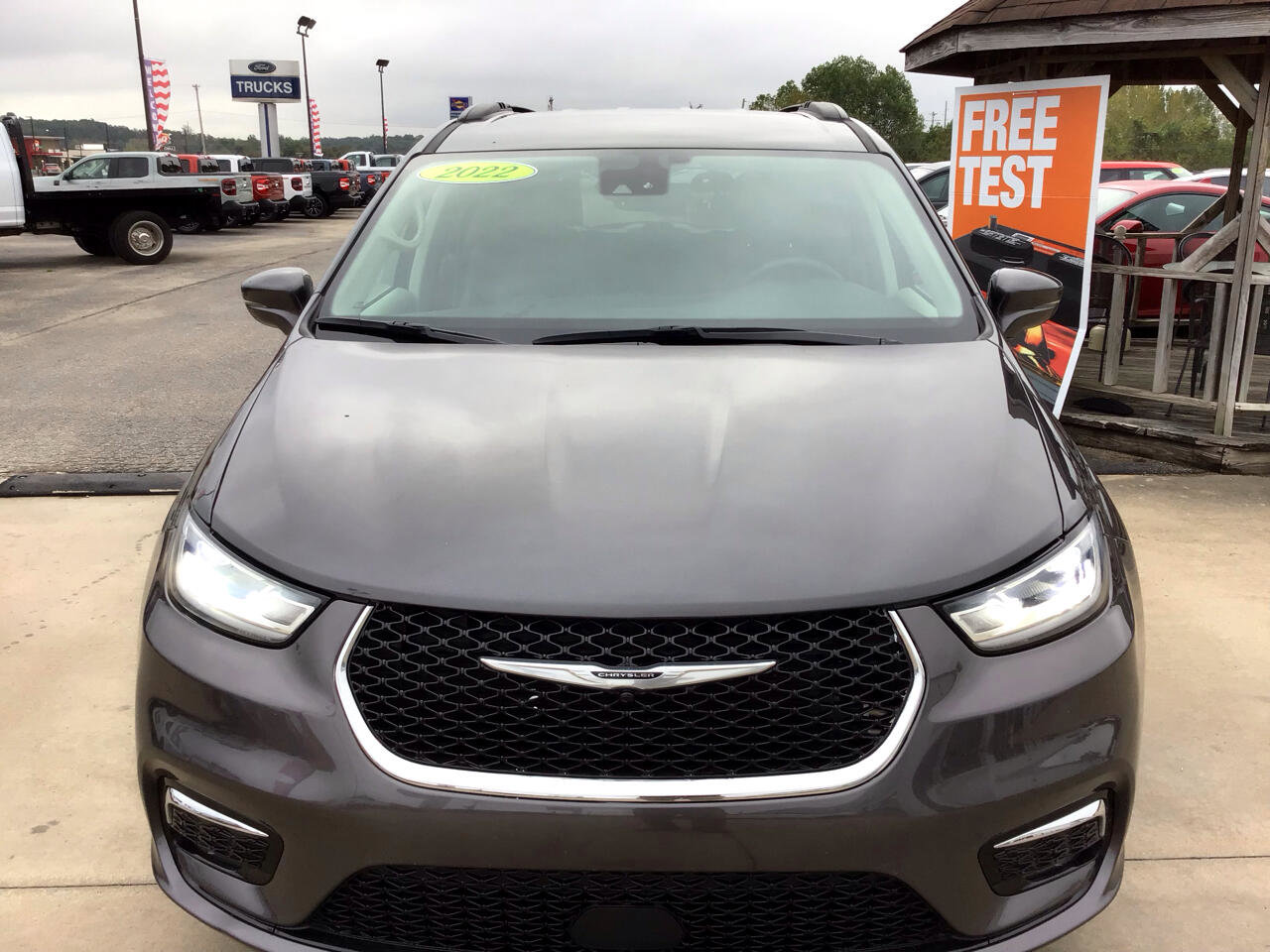 Used 2022 Chrysler Pacifica Touring-L image 8