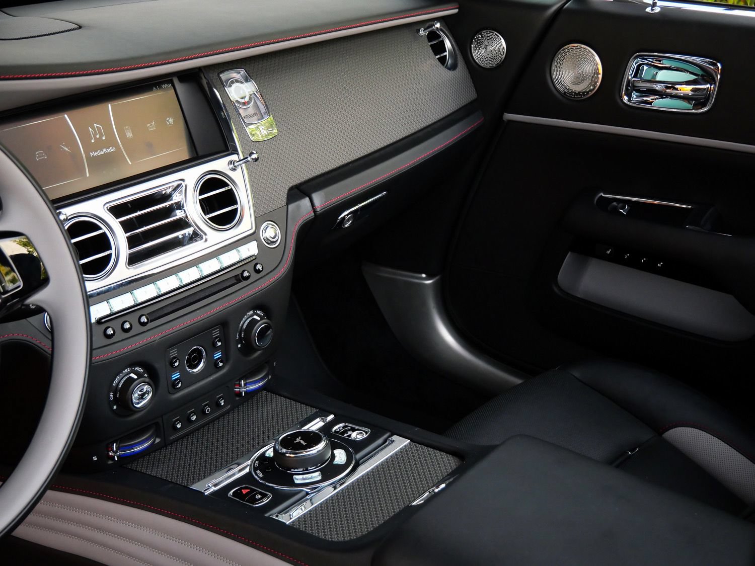 Used 2021 Rolls-Royce Dawn RWD image 30