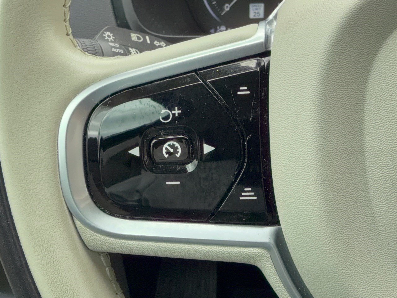 Used 2021 Volvo XC90 T8 Inscription w/ Advanced Package AWD/4WD image 18