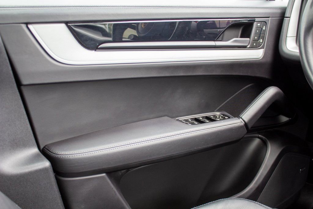 Used 2024 Porsche Cayenne S w/ Premium Package image 19