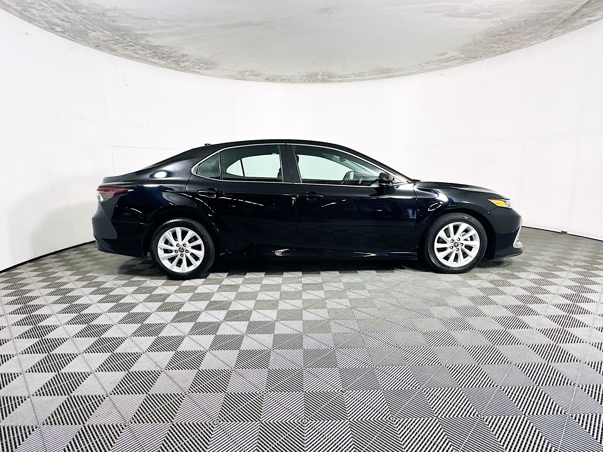 Used 2022 Toyota Camry LE FWD image 2