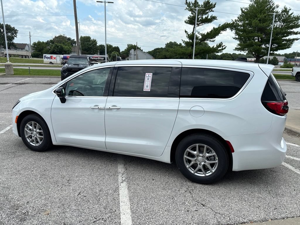 New 2027 Chrysler Pacifica Select FWD image 19