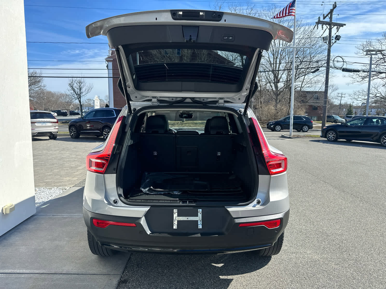 Used 2023 Volvo XC40 B5 Plus w/ Climate Package image 11