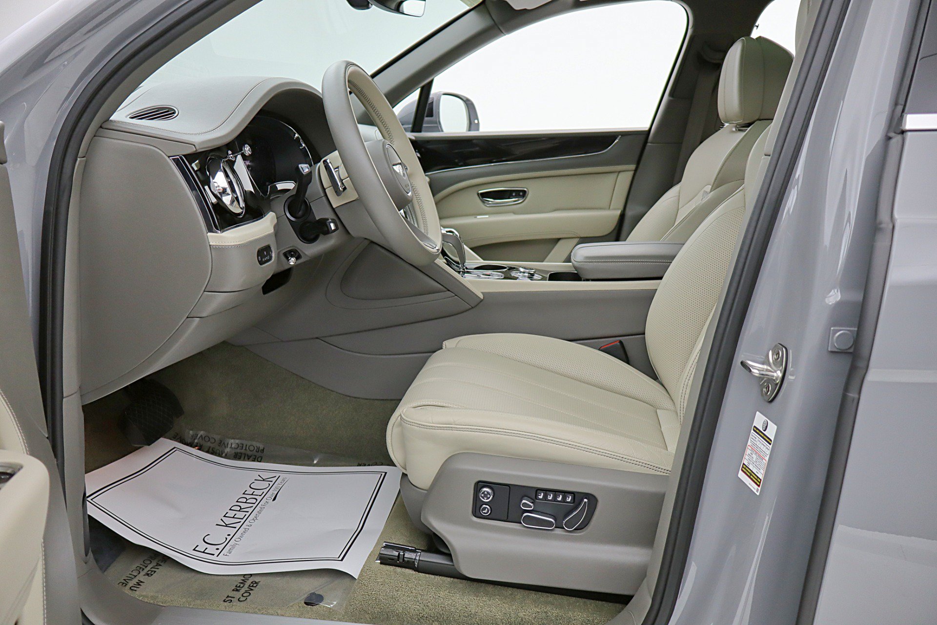 Used 2024 Bentley Bentayga Extended Wheelbase AWD/4WD image 43