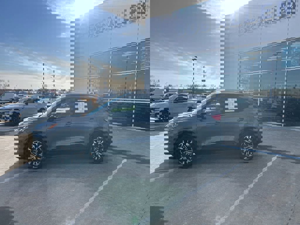 Used 2021 Ford Escape SE w/ SE Sport Appearance Package image 2