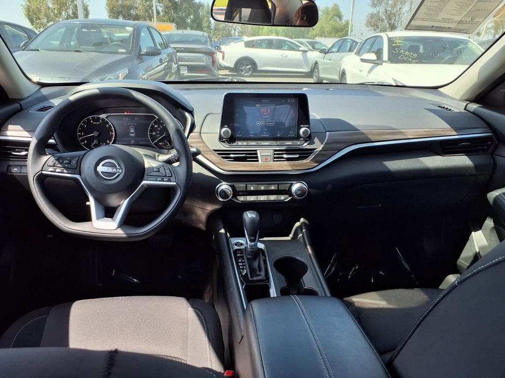 Used 2025 Nissan Altima 2.5 SV FWD image 11