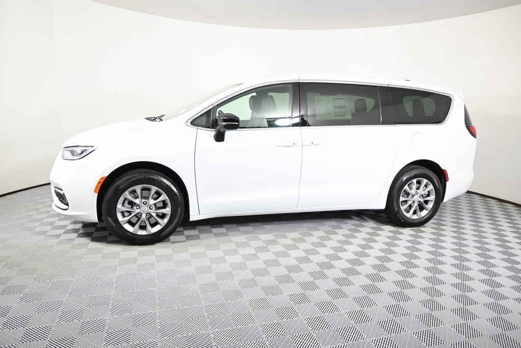 New 2026 Chrysler Pacifica Select image 2