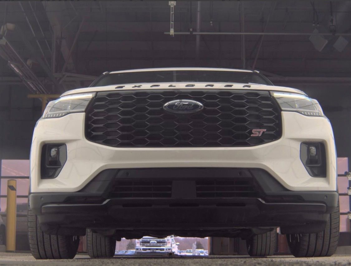Used 2025 Ford Explorer ST image 4