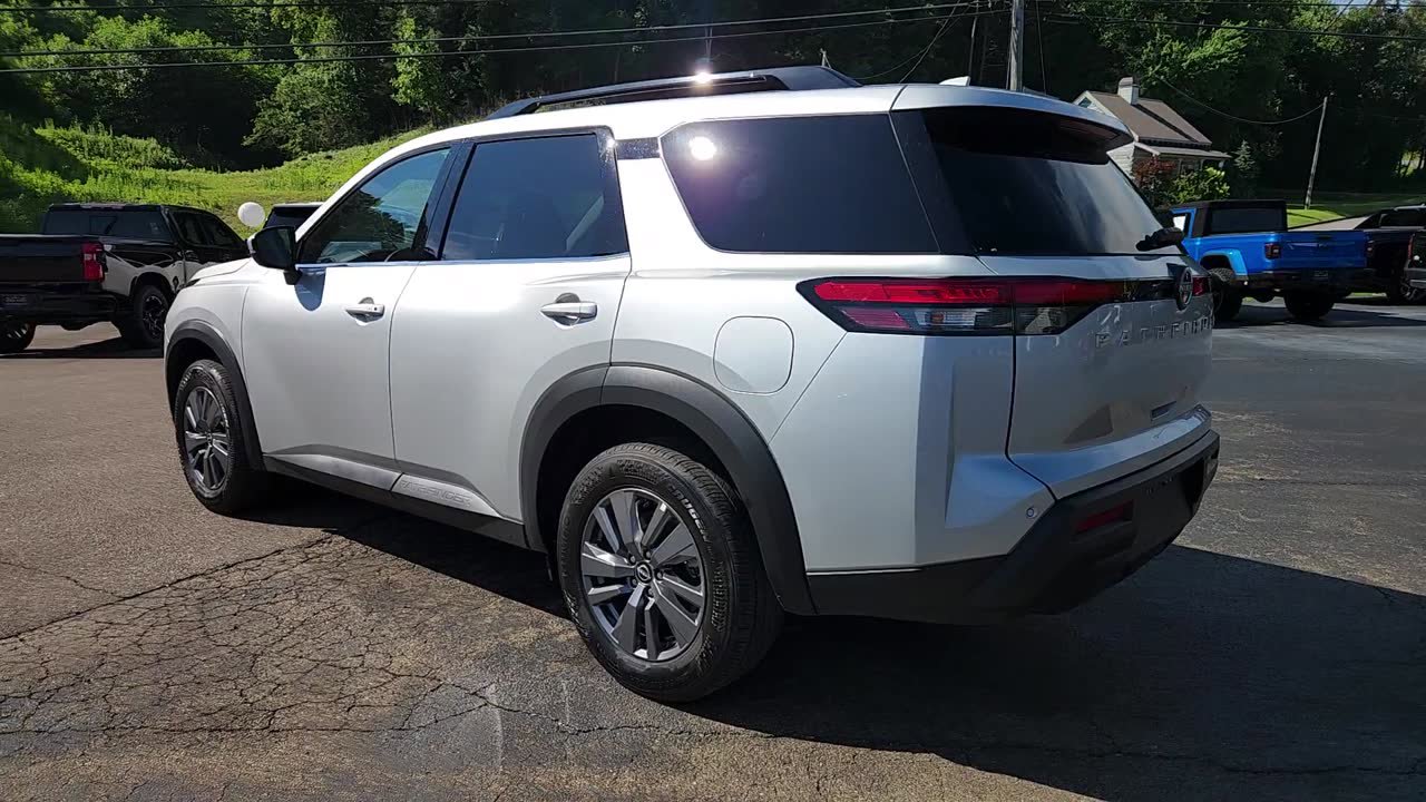 Used 2025 Nissan Pathfinder SV image 6