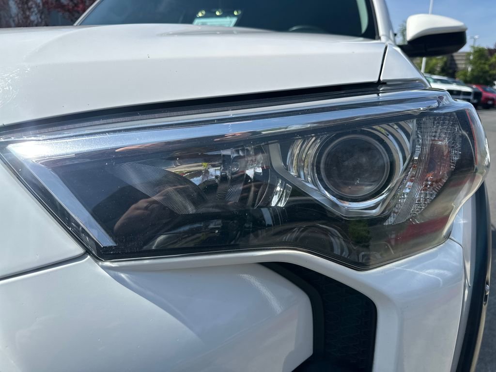 Used 2018 Toyota 4Runner SR5 AWD/4WD image 9