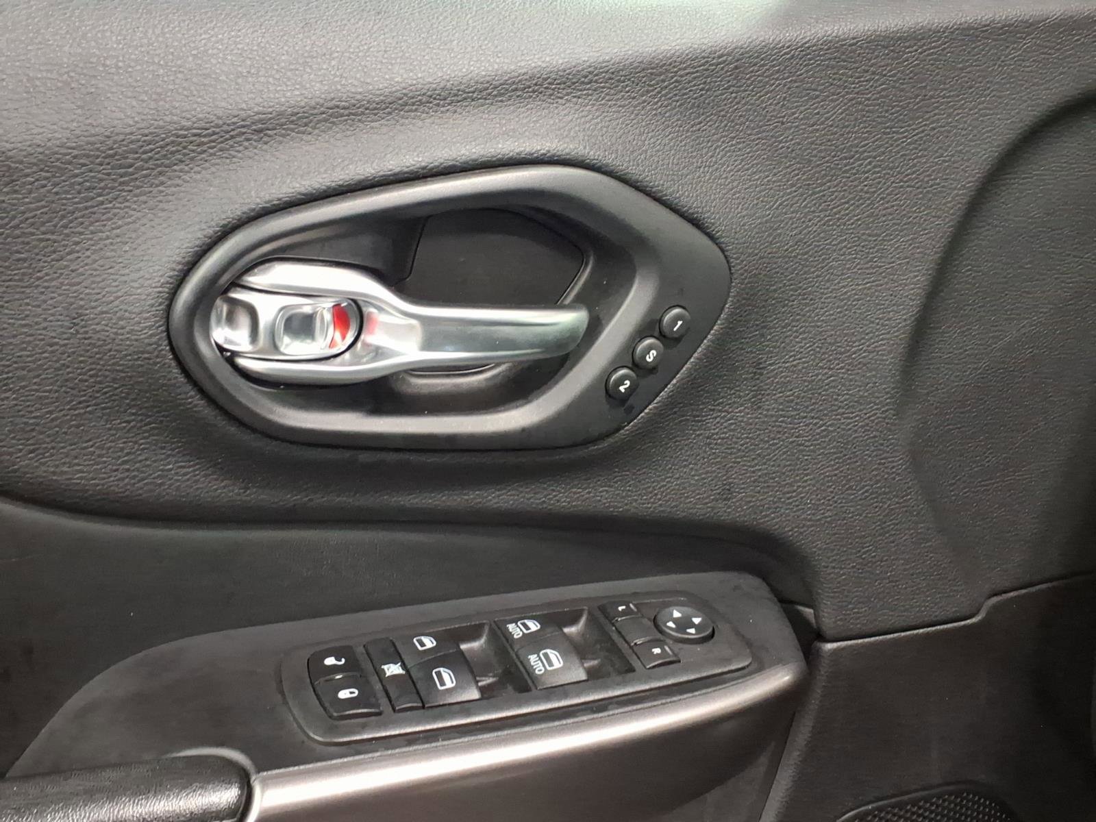 Used 2019 Jeep Cherokee Limited image 6