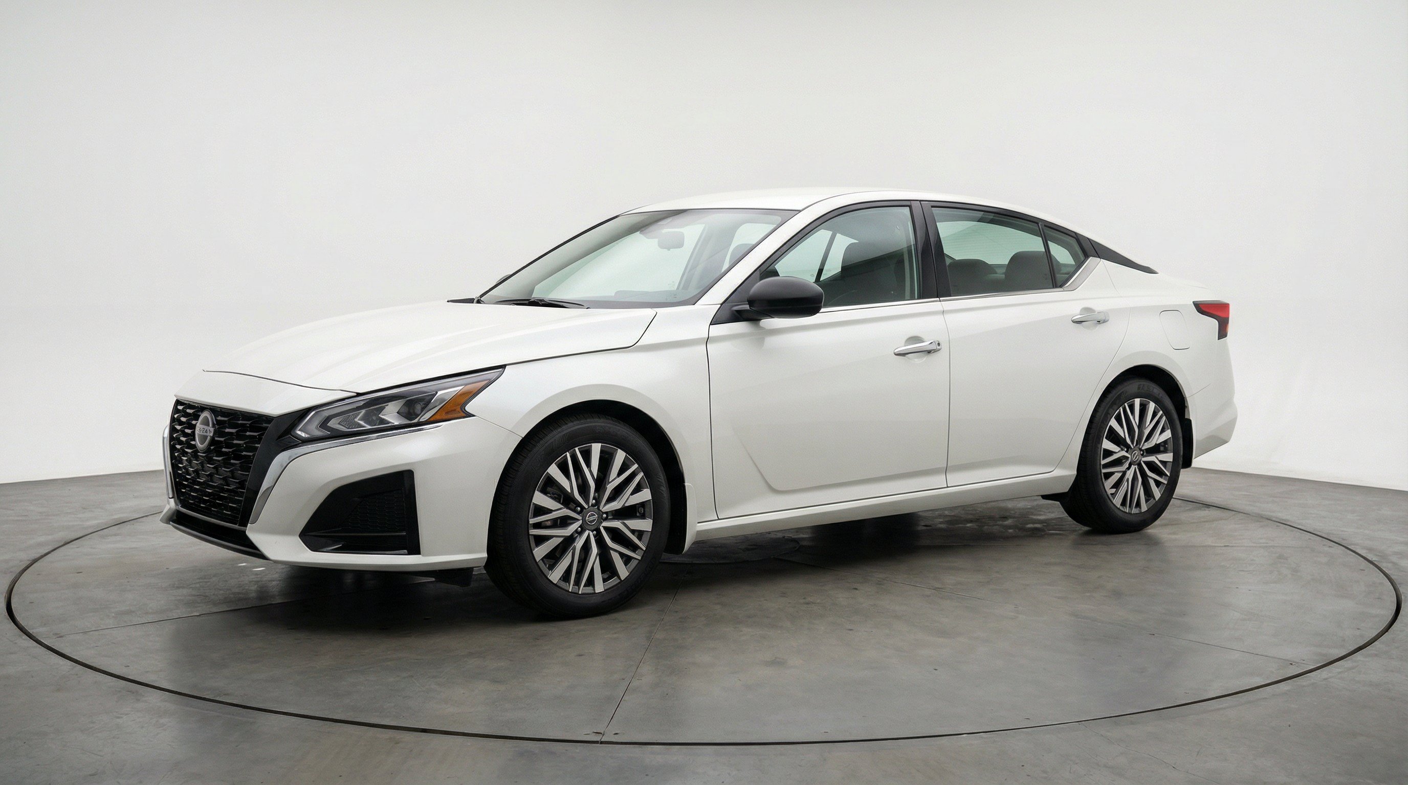 Used 2025 Nissan Altima 2.5 SV FWD image 3