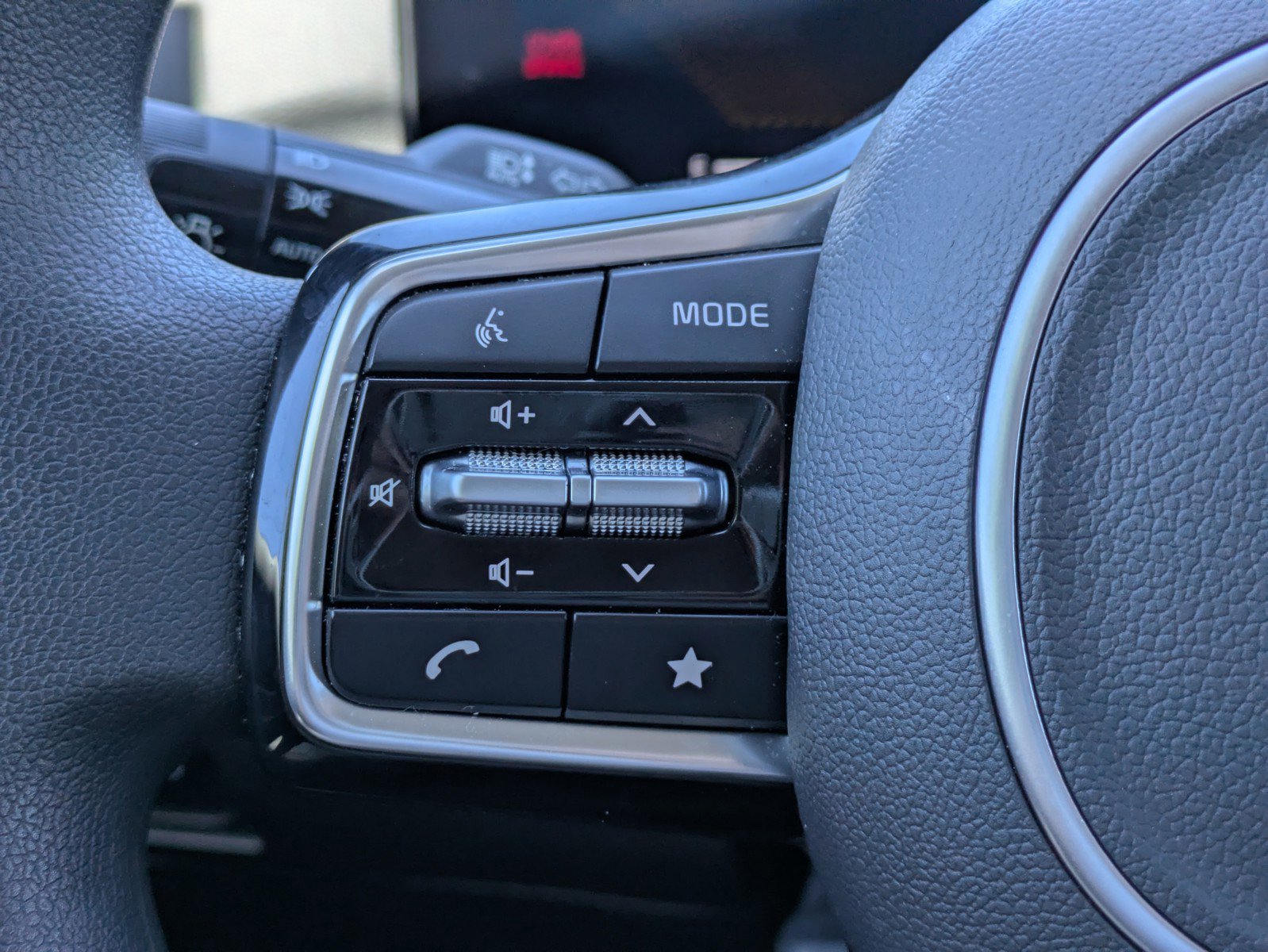 Certified 2025 Kia Sorento LX image 18