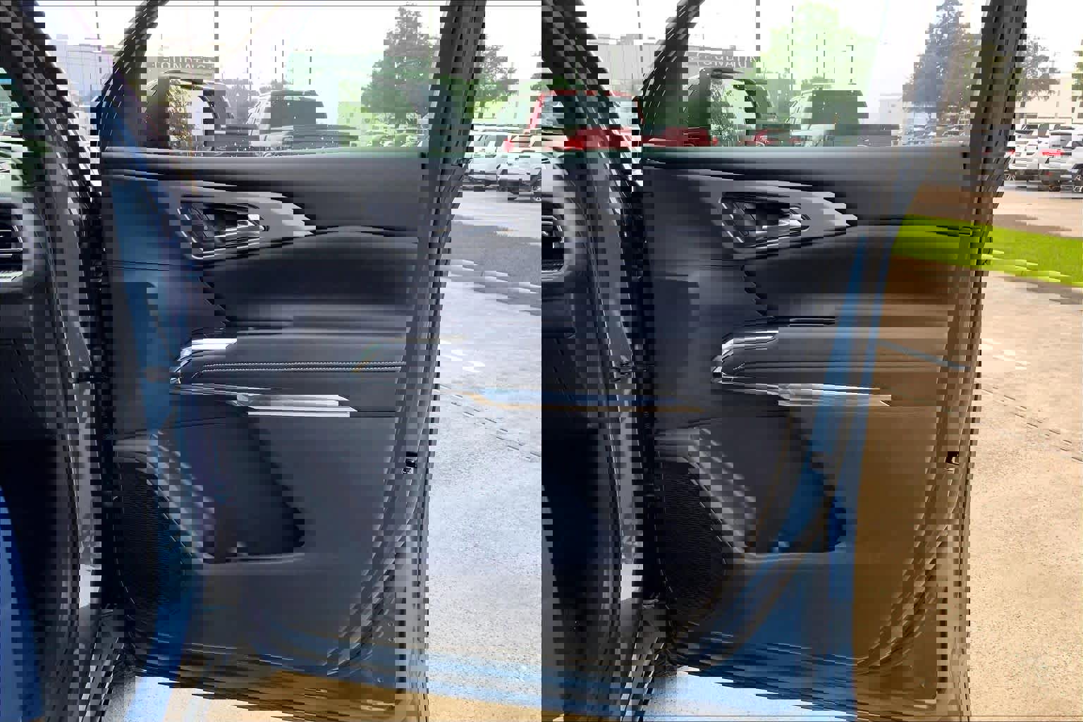 Used 2025 Chevrolet Traverse LT w/ Driver Confidence Package FWD image 22