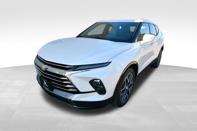 Used 2025 Chevrolet Blazer Premier w/ Driver Confidence II Package AWD/4WD image 2