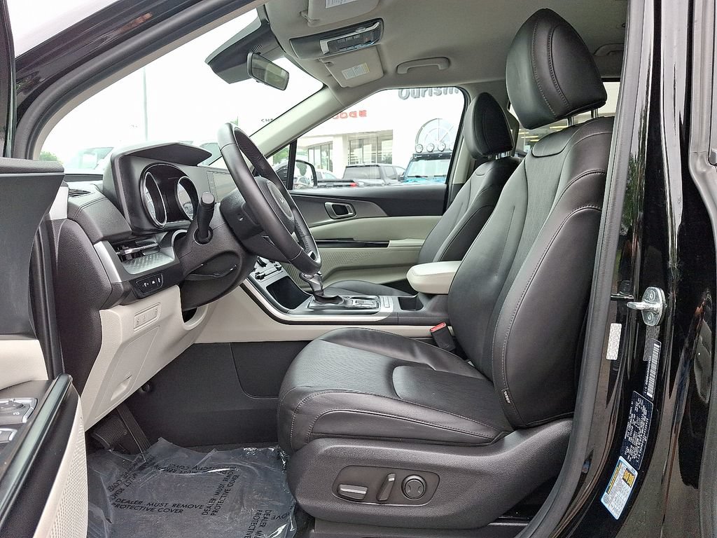 Used 2024 Kia Carnival LX FWD image 14