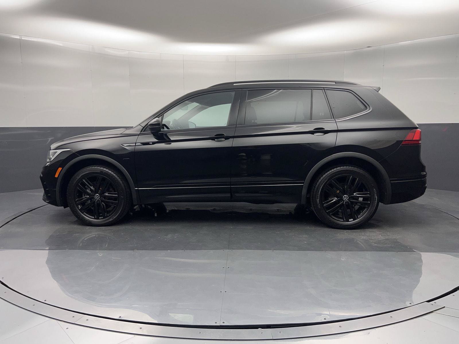 Used 2022 Volkswagen Tiguan SE R-Line FWD image 31